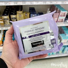 I keep these Neutrogena Face Wipes in my gym bag for on the go makeup removal. They smell AMAZING and the really work!! #DrugstoreSkincare #Skincare #SkincareBlogger #BeautyBlog #Neutrogena #NeutrogenaSkincare #NeutrogenaFaceWipes #MakeupRemover #FaceWipes Skin Care Routine Face, Best Cleansing Balm, On The Go Makeup, Neutrogena Skin Care, Cetaphil Cleanser, Skincare Sephora, Summer Skincare Routine, Neutrogena Makeup Remover, Bb Creams