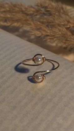 Trendy Wire Jewelry, Wire Ring Simple, Dainty Wire Earrings, Jewelry Wire Rings, Wire Pearl Ring, Homemade Earrings Ideas How To Make, Hammered Wire Ring, Homemade Jewelry Rings, Diy Wire Jewelry For Beginners Simple Beaded Bracelets