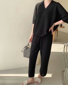 SKU：662208251557Fabric name: Knitted fabricsize: one sizeStyle type: temperamental commuterApplicable gender: femaleProduct Category: Leisure SuitsTop: Bust 114cm, Front Length 63, Back Length 69, Sleeve Length 39Pants: pants length 92 waist 64-90 (elastic waist) hip 100 Black Knitted Sweater For Loungewear, Black Soft Knit Sweater For Loungewear, Versatile Black Soft Knit Sweater, Black V-neck Sweater For Loungewear, Casual Black Solid Color Sweater, Versatile Black Sweater For Loungewear, Trendy Black Sweater, Black Casual Sweater, Casual Black Sweater