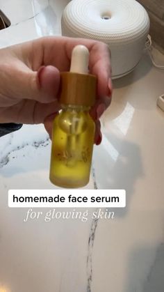 Homemade Face Serum, Face Oil Recipe, Face Serum For Glowing Skin, Face Serum Recipe, Serum For Glowing Skin, Oil Skin Care Routine, Retinol Benefits, Serum Recipe, Beauty Tips With Honey