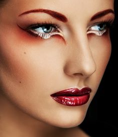 Dramatic eye makeup with glossy red lips Beauty Headshots, Mermaid Shoot, Phoenix Makeup, Fire Makeup, Haunted Carnival, Woman Makeup, Art Examples, Halloween Makeup Diy, Dramatic Hair