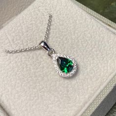 Emerald Crystal Jewelry, Green Emerald Pendant, Emerald Green And Silver Jewelry, Luxury Oval Pendant Emerald Necklace, Emerald Green Jewelry Aesthetic, Emerald And Silver Jewelry, Emerald Necklace Silver, Diamond And Emerald Necklace, Emerald Jewelry Aesthetic