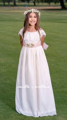 Bohemian and romantic style dress special for First Communion in ivory color made all of lace with a ruffle at the neckline. It comes accompanied by a rosewood-colored belt and natural flower decoration. Includes matching crown with dress decoration. Elegant Lace Bodice Dress For Confirmation, Elegant Lace Dress With Lace Bodice For Confirmation, Elegant Scalloped Lace Dress For Confirmation, Elegant Cream Lace Dress For Confirmation, Romantic Style Dress, Comunion Dress, Dress Decoration, First Communion Dress, First Communion Dresses