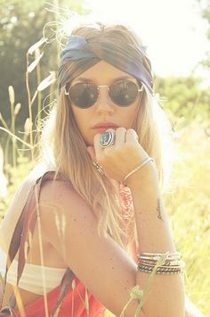 Summer outfit for lazing in the sun and chatting with friends, love the sunglasses and the head turban Moda Hippie, Boho Chique, Boho Mode, Look Festival, Festival Trends