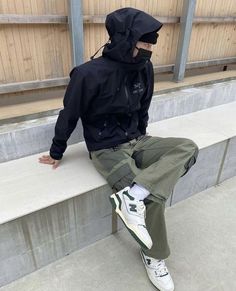 @j1chuu // © 𝙘𝙧𝙚𝙙𝙞𝙩 𝙩𝙤 𝙤𝙬𝙣𝙚𝙧 Goretex Outfit Men, Arc’teryx Outfit Men, Arcteryx Outfit Street Styles, Goretex Outfit, Streetwear Outfit Black, Gorpcore Pants, Survival Outfit