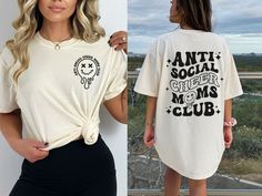 📣 Join the Anti Social Cheer Moms Club with this retro cheer mom shirt! This trendy Comfort Colors t-shirt is super soft and comfortable,perfect for long days at cheer competitions. The bold front and back design is sure to make a statement! 📣 ♡STYLE Say hello to your new favorite t-shirt! All of our shirts are made with the highest quality materials and are super soft and cozy! -Comfort Colors tees are made with the most expensive dyeing process, reducing shrinking up to 99% -The soft,high qu Dance Mom Gifts, Retro Dance, Dance Mom Shirt, Cheer Mom Shirt, Dance Mom Shirts, Cheer Mom Shirts, Competition Dance, Oversized T Shirt Dress, Dance Mom