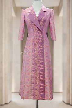 Batik Dress Design, Stylish Kurtis Design, Dress Batik, Long Gown Design, Traditional Dresses Designs, Simple Kurta Designs, Long Kurti Designs, Long Dress Design, Kurta Neck Design