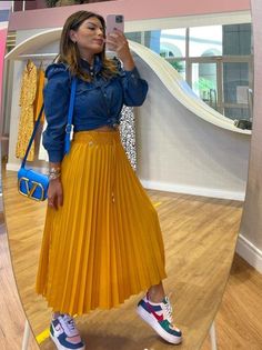 Yellow Pleated Skirt Outfit, Pleated Long Skirt Outfit, Summer Denim Outfits, Yellow Skirt Outfits, Yellow Midi Skirt, Pleated Fashion, Pleated Skirt Outfit, Stylish Outfits For Women Over 50, Pleated Long Skirt