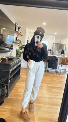 Perfectly comfotable and perfectly cute Comfy Breakfast Outfit, Cute Cozy Outfits Lazy Days, Fall Outits, Acl Outfits, Athleta Outfits, Chilly Day Outfit, Home Outfit Ideas, Breakfast Outfit, Ugg Outfits