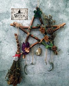 Diy Dried Flower Broom, Pagan Wreath Diy, Pentagram Wreath Diy, Crafts With Wooden Spoons, Autumn Equinox Crafts, Witchy Wreath Diy, Crafts For Witches, Samhain Crafts Diy, Twig Crafts Diy