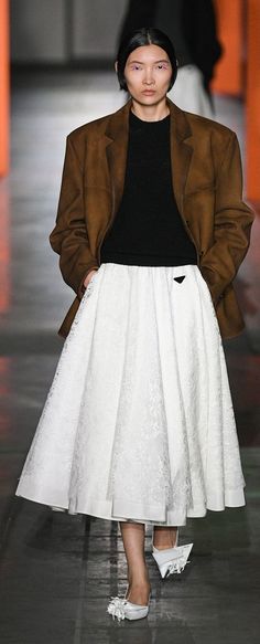 Prada 2020, White Skirt Outfits, Irina Shabayeva, Winter Skirt Outfit, Christopher Raeburn, 2023 2024, White Skirts, Skirt Outfits