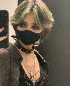 Black And Green Hair Aesthetic, Crowcore Hairstyles, Demigirl Outfit Ideas, Demigirl Fashion, Alternative Hair Short, Grunge Short Hair, Demigirl Outfits, Transboy Hair, Gender Fluid Hair