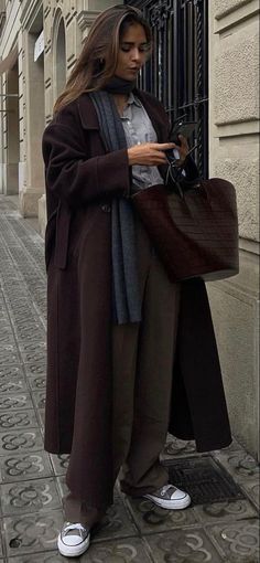 Milan Street Style Autumn, Italian Street Style Women Winter, Italian Outfits Women Winter, Rome Outfits Winter, Italian Street Style Women, Rome Holiday, Rome Outfits, Brown Outfits, December Outfits