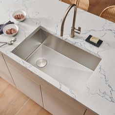 This offset drain kitchen sink from Ruvati offers an innovative solution for perfect drainage. Unlike other sinks that have a flat bottom, the bottom of this sink has a 2.5% slope. This ensures that water and debris flows freely towards the drain, keeping your sink clean and dry. The drain is located on one side of the sink, giving you more functional space both inside and under the sink. The sink is reversible, so you can install it with the drain on left side or right side. The bottom edges and corners of the sink are gently curved allowing for easy cleaning. Ruvati Tribeca Undermount 30-in x 19-in Stainless Steel Single Bowl Kitchen Sink | RVH7480 Corner Kitchen Sink, Large Kitchen Sinks, Classic Kitchen Design, Kitchen Sink Stainless Steel, Cookie Sheets, Clean Sink, Single Bowl Kitchen Sink, Undermount Kitchen Sinks, Bowl Sink