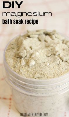 Glass jar of bath soak mixture and text "DIY magnesium bath soak recipe" Epsom Salt Bath Recipe, Milk Bath Diy, Herbal Bath Recipes, Magnesium Bath Salts, Diy Bath Soak, Detox Bath Recipe, Coconut Milk Bath Soak, Milk Bath Recipe, Flake Recipes