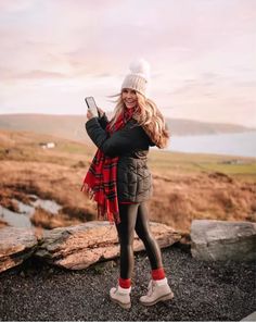 Rainy Day Aesthetic Outfit, Cold Weather Hiking Outfit, Autumn Rainy Day, Winter Hiking Outfit Women, Iceland Outfit, Winter Camping Outfits, Iceland Fashion, Outfit Aesthetic Black, Rainy Day Outfit Aesthetic