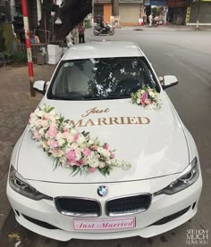 Wedding Car Decor, Wedding Car Deco, Diy Wedding Arch, Bridal Car, Car Wedding, Wedding Car Decorations, Red Champagne, Car Deco, Wedding Design Decoration