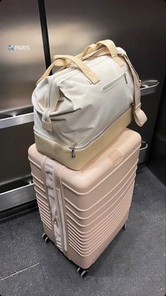 Cute Suitcases, Cute Luggage, Airport Aesthetic, Airport Fits, Airport Travel, Bags Aesthetic, Packing Tips For Vacation, 가을 패션