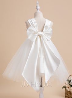 Elegant Flower Girl Dress, Crisco Recipes, Off White Wedding Dresses, Baby Baptism Dress, White Baby Dress, Baptism Dress Baby Girl, Black And White Wedding Theme, Flower Girl Gown