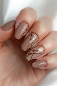 Keep it classy with warm taupe nails and delicate rose gold accents. This geometric winter nail design is perfect for those seeking a sleek, minimalist winter nails look. Find more gorgeous winter nails 2024 ideas at nailhow.com! ✨ Save this beauty for later! Classy Winter Nails Simple, Gorgeous Nails Designs Classy, Taupe Nail Designs, Minimalist Holiday Nails, Beige Nails Ideas, Simple Nail Designs Classy, Nude Nails With Design, Nude Winter Nails, Gold Winter Nails