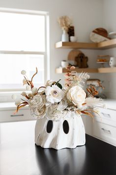 Black Neutral Decor, Halloween Fall Mantle Ideas, Modern Organic Halloween Decor, Boho Halloween Table Decor, Halloween Chic Decor, Trending Halloween Decor, Trendy Halloween Decor, Anthropologie Fall Decor, Halloween Trends 2024