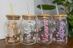 These cute customize glass would be the perfect gift idea! They could be a Christmas, birthday, anniversary, or a Mother's Day gift. They are perfect for any type of drink. Coffee lovers are obsessed with these! You can customized these cups by a name or design! Please select the color you would like the name to be! Glass Cups With Straws, Spring Glass Cups, Can Glass Cup Design, Personalized Glass Cups, Custom Glass Cups, Vasos Aesthetic, Glass Cups With Vinyl, Glass Cup Design, Flower Glass Cup