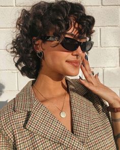 Curly Hair Color Ideas, Curly Hair Color, Chic Short Hair, Haircuts For Medium Length Hair, Layered Haircuts For Medium Hair