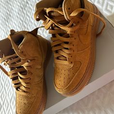 Never Worn Nike Brown Shoes, Hightop Nike, Air Max 90 Leather, Black Basketball Shoes, Nike Brown, Shoes Comfy, Nike Waffle, Huarache Run, Nike Air Shoes