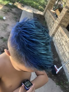 Boy Hair Dye Ideas, Boys Hair Color Ideas, Boy Dyed Hair, Blue Tips Hair, Blue Hair Streaks, Pelo Color Vino