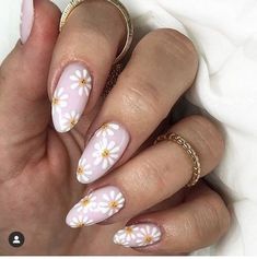 Daisy Nail Art, Floral Nail Designs, Daisy Nails, Flower Nail Designs, Minimalist Nails, Manicure Y Pedicure, Nail Designs Spring, Pretty Acrylic Nails, Floral Nails