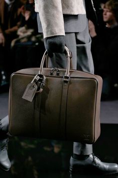 Louis Vuitton Fashion Show, Designer Inspired Handbags, Mens Bags Fashion, Designer Leather Handbags, Bag Louis Vuitton, Men Bag, Louis Vuitton Fashion, Mens Fashion Week, Beautiful Handbags