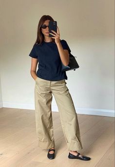 Restaurant Job Outfit, Free People Business Casual, Loose Business Casual Outfits, Copenhagen Work Style, Summer Office Fits, Slack Pants Outfits For Women, Chill Work Outfit Casual, Navy T Shirt Outfit, Fashion Spring 2024