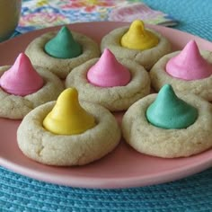 there are many cookies with different colors on the plate