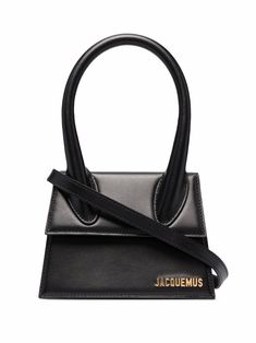 Black leather Le Moyen Chiquito tote bag from JACQUEMUS featuring foldover top with magnetic fastening, internal zip pocket, single rounded top handle and gold-tone logo lettering. Jacquemus Le Grand Chiquito, Le Grand Chiquito, Le Chiquito Moyen, Purse Trends, Jacquemus Bag, Leather Handbags Tote, Givency Antigona Bag, Chic Handbags, Black Tote