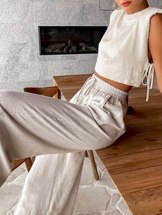 COMMENSE empowers women who seek the balance of elegance. Here you can find women's dresses, tops, pants, skirts, knitwear, outerwear, blazers and jackets. Linen Pant Set, Mode Tips, Linen Pant, Lounge Outfit, Linen Suit, Summer Linen, Cropped Tops, Summer Set, Linen Set