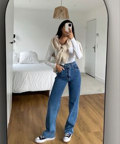 White Tee And Jeans Outfit Aesthetic, Weekday Outfits Casual, Blue Jeans Top Outfit, Blue Jeans Autumn Outfit, Minimal Jeans Outfit, Style With Blue Jeans, Autumn Blue Jeans Outfit, Blue Mom Jeans Outfit Autumn, Outfit Inspo With Blue Jeans