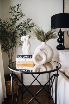 Interior design inspiration: Bring your room to life with this modern minimalist white halo vase. This ceramic vase is versatile and can be filled with water for fresh flowers, used for dried pampas grass, eucalyptus or other dried floral arrangements. The design is simple, inspired by our everyday snack, a donut with the intention of making a fun yet elegant decor. - Flower vase, ceramic vase, donut vase, round vase, decoration Chic Bedroom Decor, Vase Decoration, Vase Ceramic, Apartment Decor Inspiration, Decor Home Living Room, Living Room Decor Apartment, Apartment Inspiration, Craft Art, Home Room Design