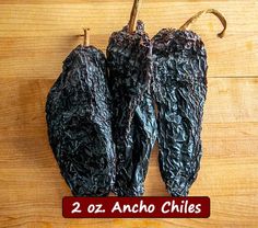 Not sure how many dried chiles to use for your next Mexican recipe? Here's what 2 oz. of dried chiles looks like for the most common varieties. Mole Coloradito, Lays Recipe, Mexican Mole Sauce, Mole Recipe, Food Comfort, Mexican Shredded Beef, Mole Poblano, Smoked Jalapeno, Mexican Sauce