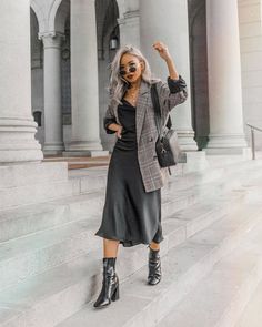 Silk Cami Dress, Slip Dress Outfit, Dress And Boots, Weekend Mode, Rok Outfit, Mode Hippie, Looks Street Style, Black Women Fashion, Looks Chic