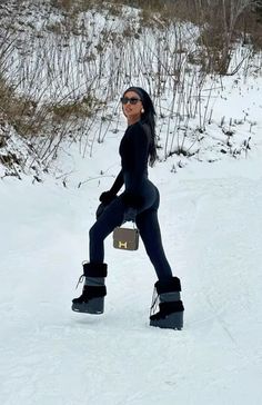 #skiing #winter #winteroutfit #snow Women Skiing Outfit Style, Christmas Outfit Cold, Snow Holiday Outfits, Cold Woman Aesthetic, Winter Barbie Aesthetic, Classy Snow Outfits, Gstaad Outfit, Outfit For Snow For Women