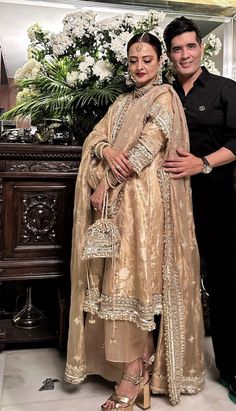 Taj Zari Suit, Wedding Suits For Mom Indian, Tissue Pakistani Suits, Heeramandi Outfits Anarkali, Silk Tissue Suits, Golden Tissue Suit, Golden Pakistani Suit, Golden Suits Women Indian, Tissue Silk Suit