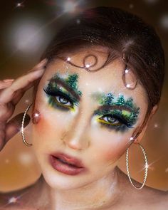 Charlotte Makeup, Christmas Makeup Tutorial, Seasonal Makeup, Xmas Makeup, Grinch Costumes, Christmas Eye Makeup, Princess Makeup, Christmas Makeup Look, Cool Halloween Makeup