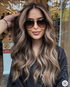 Heavy highlights on dark hai Space Buns Hair, Winter Hair Trends, Balayage Blond, Dark Hair With Highlights, Winter Hair Color, Balayage Brunette