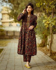 Frock Fashion Pakistani Lawn, Allover Dress Design Pakistani, All Over Dress Designs Pakistani Lawn, All Over Printed Frock Design Pakistani, Floral Print Pakistani Dresses, 1 Piece Dress, Summer/fall Outfits, Modern Hijab Fashion, Girls Dresses Sewing