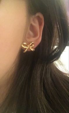 Dainty Jewellery Aesthetic, Coquette Jewelry Earrings, Coquette Gold Jewellery, Jewelry Inspiration Aesthetic, Bow Earrings Aesthetic, Pretty Earrings Aesthetic, Earing Inspo Aesthetic, Coquette Assesories, Gold Jewelry Girl