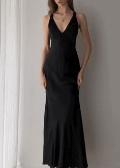 Cute Black Dress Long, Cool Tone Dress, Official Dinner Dress, Long Dark Purple Dress, Dress 90s Style Party, Black Long Dress Aesthetic, Formal Dresses For Winter, Dress Night Party Elegant, Elegant Prom Dresses Black