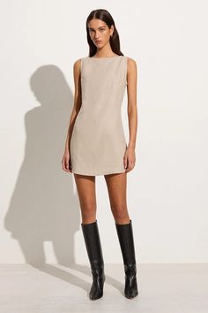 Crafted from 100% natural linen fibres, the Lui Mini Dress is a modern take on the classic summer mini. It features a high boat neckline, relaxed A-line silhouette and back waist ties with a twist detail to cinch as desired. Lined throughout for extra coverage. Emo Summer, Edgy Summer, Outfits Everyday, Blouse Ideas, Outfits Edgy, Mini Dress Outfits, Maxi Dress Sale, Linen Mini Dress, Outfits Black