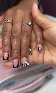 There's a new beauty trend taking over Instagram and it's absolutely stunning. Say hello to "quartz nails". Short Acrylics Ideas, Cute Black Nails Acrylic, Nails For Black People, Nails With Initials On Them, Short Black Nail Designs, Back To School Nails Short, Cosmetology Nails, Quartz Nails, Acrylic Toe Nails