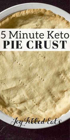 a pie crust on a white plate with the words 5 minute keto pie crust