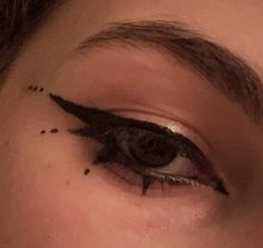 Bottom Lash Eyeliner Looks, Small Goth Eyeliner, Eyeliner Looks Almond Eyes, Punk Eyeliner Looks, Cool Simple Eyeliner, Goth Make Up Hooded Eyes, Easy Gothic Makeup Ideas, Goth Winged Eyeliner, Edgy Eyeliner Looks